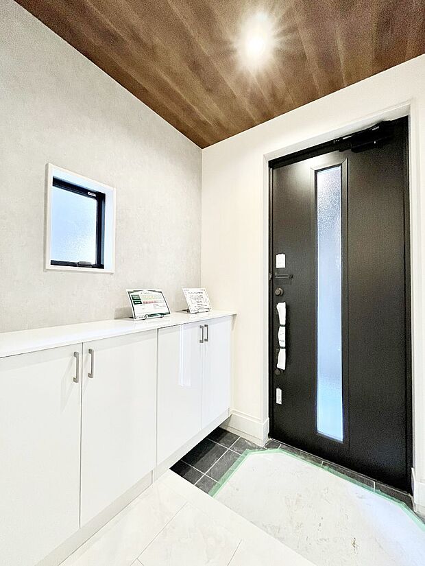 下駄箱はご家族の写真や季節のインテリアで飾り棚として演出できます