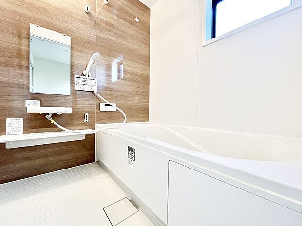 一日の疲れを癒してくれる明るい清潔感のあるバスルーム