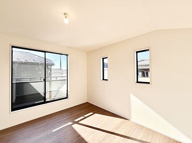 バルコニーが開放感をプラスしてくれる洋室