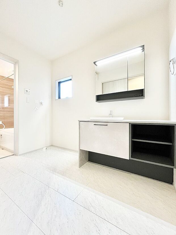 清潔感ある洗面化粧室で朝の身支度も快適