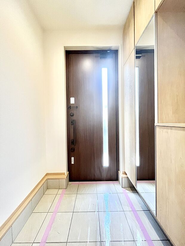 〜Entrance〜　下駄箱ミラー付なので、お出かけ前の身だしなみチェックに◎♪玄関はお客様をお出迎えする一番最初の場所、帰ってくる時に入る最初の場所。そんな場所だからこそ、より良い空間に…♪