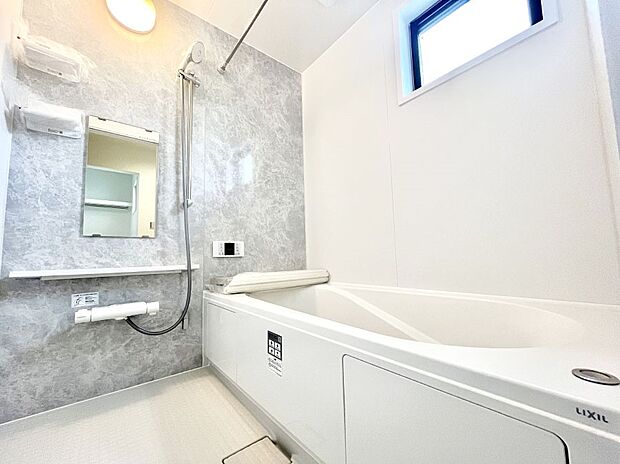〜Bath Room〜　窓付きのバスルームは、採光もあり明るく気持ちの良い空間です。窓があることで、換気環境も良好。ゆったり寛げるバスルームで、毎日のバスタイムが楽しみになりそうです。