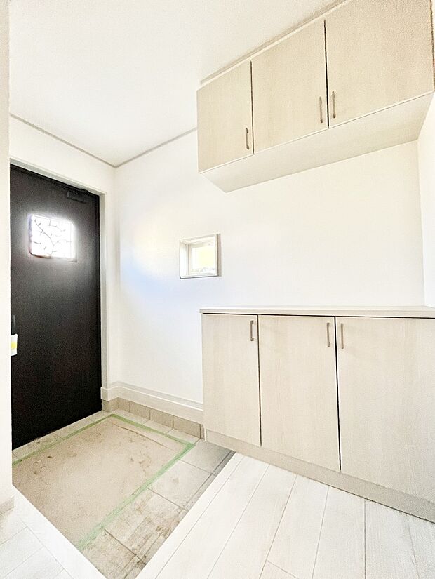 〜Entrance〜 家の中でお客様を迎える最初の場所である玄関は、家の印象そのものです!豊富な玄関収納で、常に綺麗に保つことが出来ます♪玄関にはたっぷり収納の下駄箱を完備!