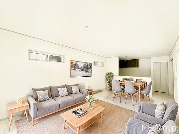 〜Living〜 家族の会話や笑顔が行き交うリビングです。子供が走ってる姿を見ながら、大きなソファやダイニングテーブルでゆったり食事をしたりくつろぎたい♪そんな夢が叶えられる空間です!※家具はCGです