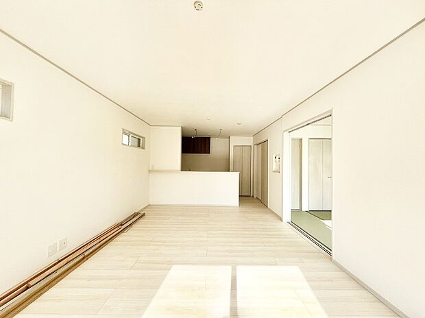 〜Living〜 家族の食事や団らんのほか、子どもを遊ばせたり、友人を招いたりするLDKは住まいの中心。長時間過ごす場所だから、その空間は住まい全体の居心地を左右します。