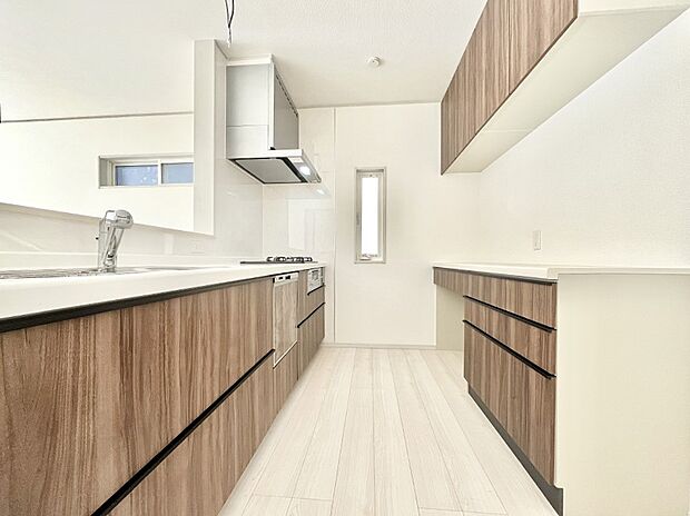 〜Kitchen〜 広くて使いやすいキッチンなら家族でいっしょに料理をつくったり、後片付けも手間なくできちゃいます♪収納もたっぷりあるので、いつもすっきりと清潔な印象を保てます。