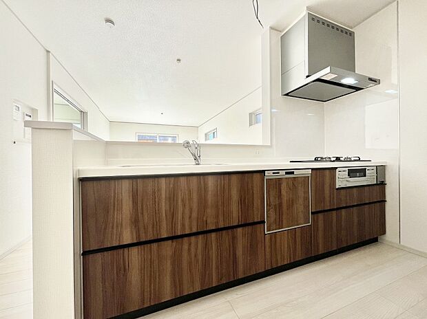 〜Kitchen〜 会話が弾むリビング、料理が愉しくなるキッチン。家は、ただ生活する場ではなく、暮らしを愉しく、快適にする場所。笑顔の毎日、安らぎの日々のために、最新の設備・仕様を採用。