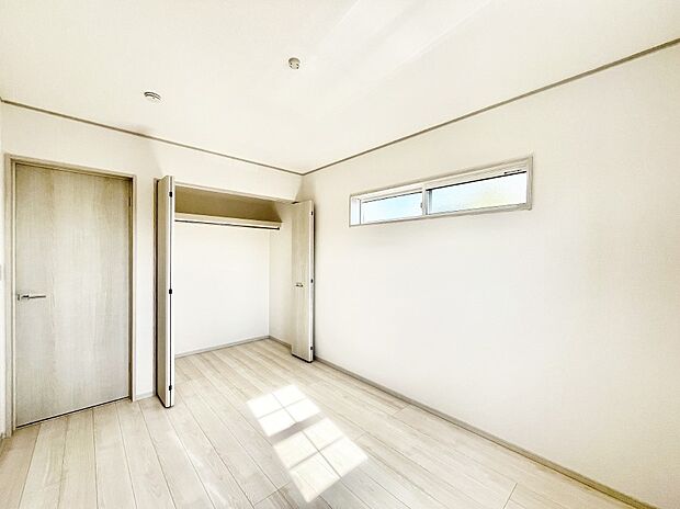 〜Bed Room〜 全居室には収納クローゼットを完備!普段使いのお洋服や小物はもちろん、季節物のお洋服などもしっかりと整理整頓おしまい頂けます。 居室空間を広く使用できますね。