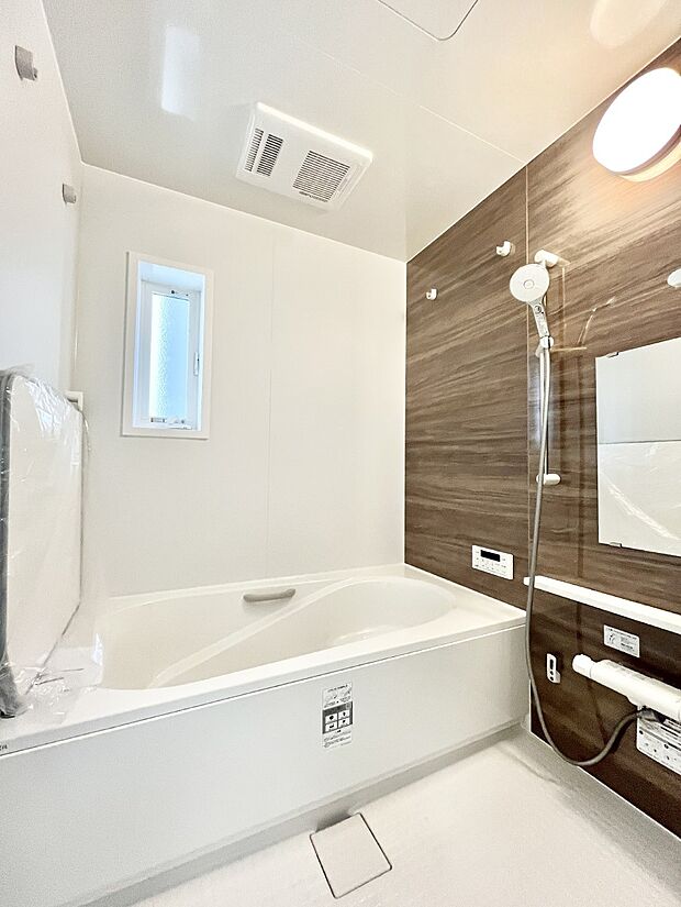 〜Bath Room〜 落ち着いた雰囲気の浴室で明日に向けてリフレッシュ。浴室乾燥機能も付いているので隣の洗濯機置き場で洗い上がった洗濯物を、雨の日も天気を気にせず乾燥させることも可能です。