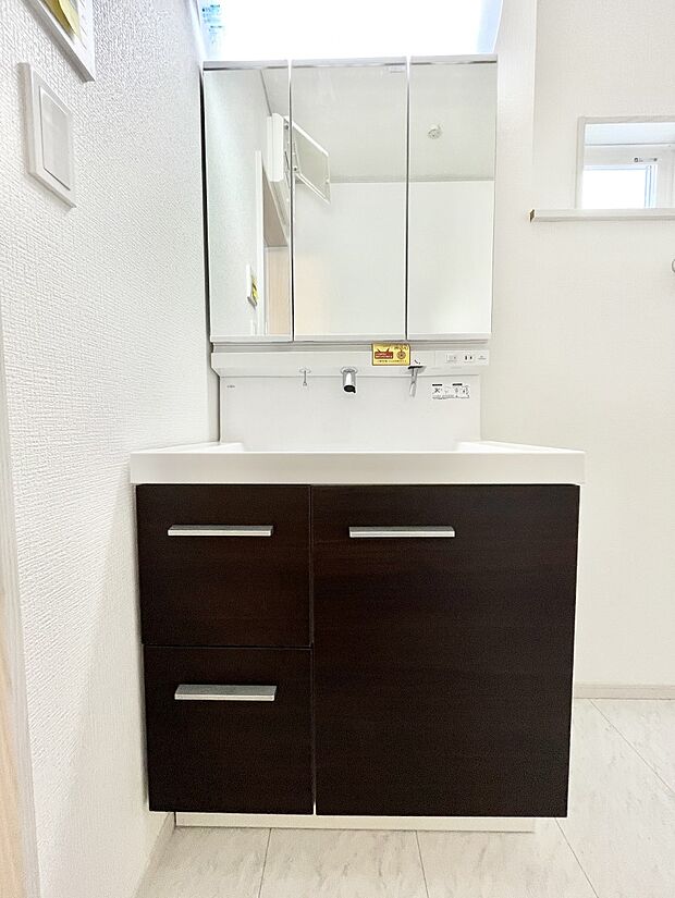 〜Dressing Room〜 十分な大きさの洗面台は収納もさる事ながら、身だしなみチェックや歯磨きなど、朝の慌ただしい時間でもホテルライクなスペースで余裕とゆとりを感じて頂けます。