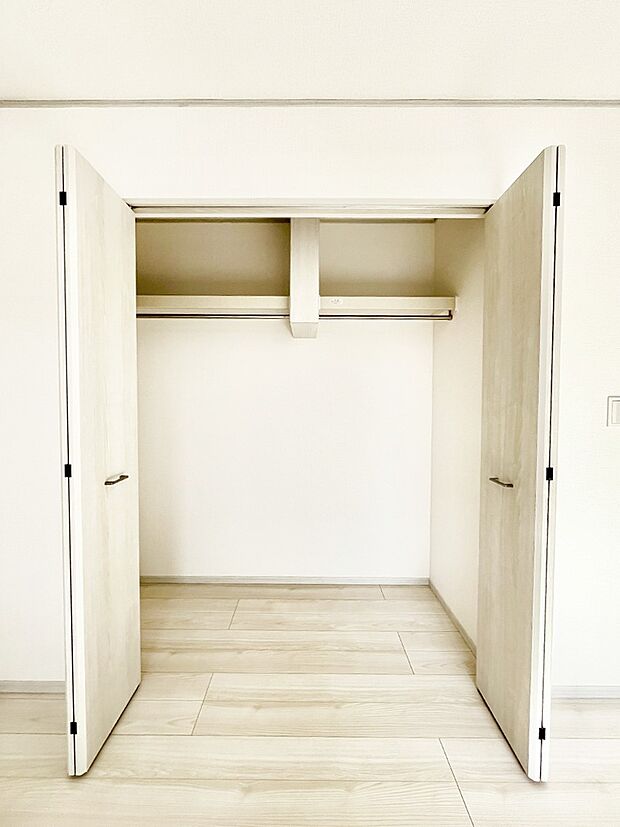 〜Closet〜 壁面クローゼットがあればタンスを置く必要がなく、出っ張りのないスッキリ空間を維持できます。限られたスペースを有効に活用できそう。季節の衣類や趣味の品などたっぷり収納出来ますね♪