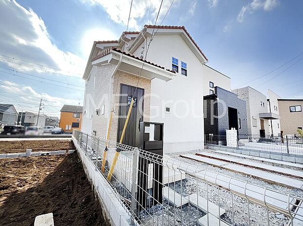 〜Exterior〜 堂々たる趣ながら、主張し過ぎずどこか余裕を感じさせるシャープなフォルムで佇む邸宅は、晴天の空と照らし合わせる事で、本来あるべき完成形の姿を見せてくれます。