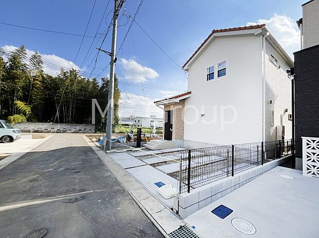 〜Exterior〜 前面道路:北 4m 私道 前面道路は閑静な住宅地をはしる車通りの少ない道路。駐車の出し入れもらくらくです!ご不明点・現地見学のご希望は、お気軽にお問い合わせください!