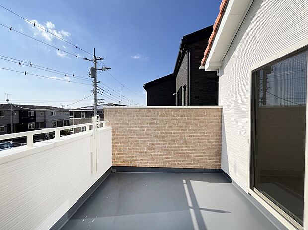 〜Balcony〜 南向きのバルコニーの前には雲以外に太陽を遮るものがありません。お洗濯物も乾きやすく、何より明るく気持ちのいい光が入ってきます。家族全員分の洗濯物も一気に干せます。
