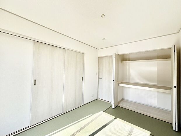 〜Japanese Room〜 LDK隣接の和室は、アイロンがけなど奥様の家事スペースとして、また小さなお子様のいるご家庭ではお昼寝やおむつ替えの場としてご活用いただけます。