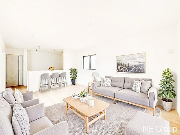 ご家族の賑やかな話し声で包まれる明るいリビング  ※家具はCGです