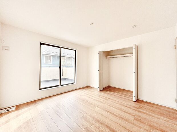 バルコニーが明るさと開放感を演出!朝スッキリと目覚められそうですね。