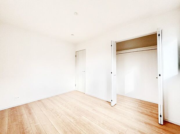クローゼット付きのお部屋でスッキリとした空間でゆったり寛げます！
