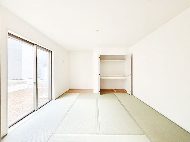 リビングと隣り合っている和室。ほっと一息できる和の空間も忘れずに。