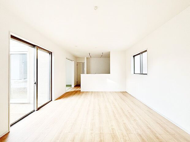 家族の笑顔が自然と生まれてくる、そんな雰囲気のダイニングに仕上がっています。