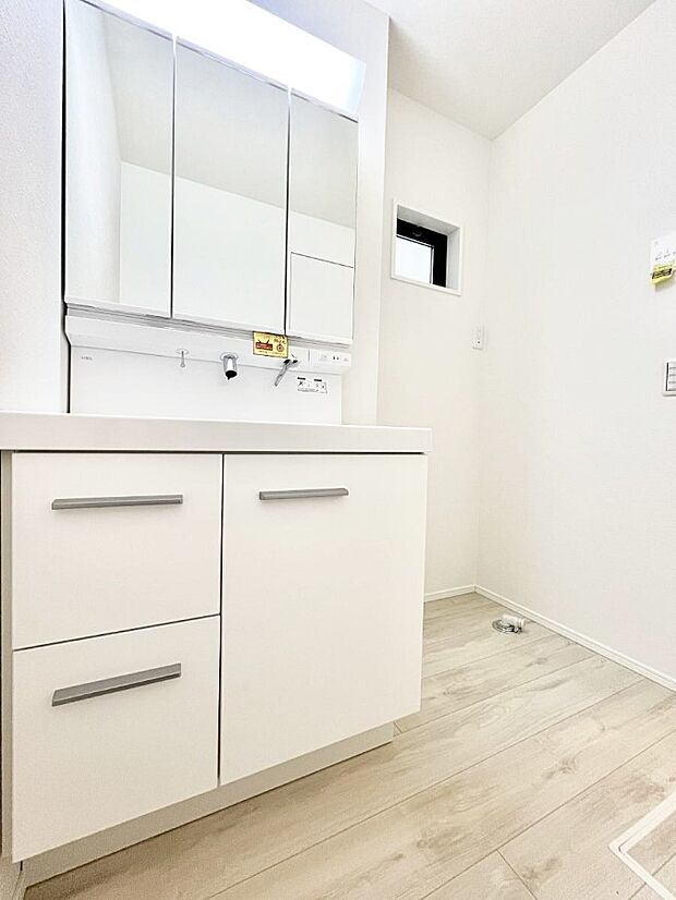 ゆとりの洗面スペースで朝の身支度もスムーズに