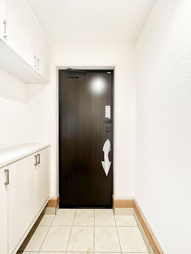 明るい玄関はお客様をお出迎えするのにぴったりです!