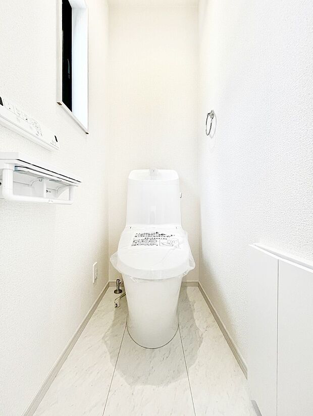 明るく清潔感のあるトイレです。