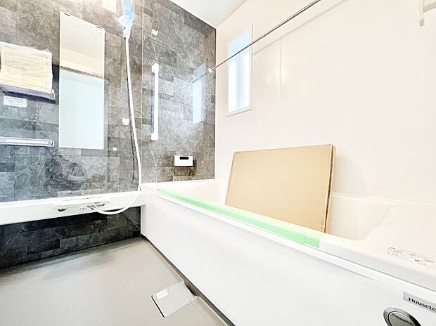 一日の疲れを癒してくれる明るい清潔感のあるバスルーム