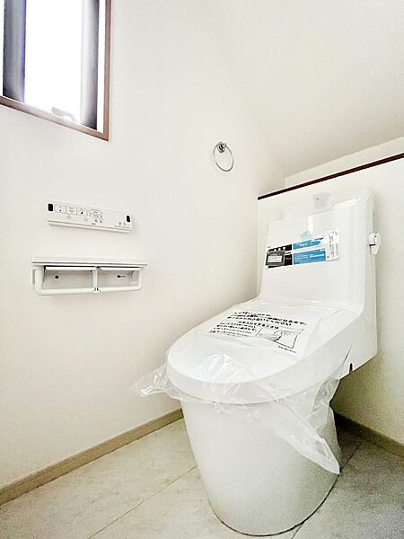 明るく清潔感のあるトイレです。