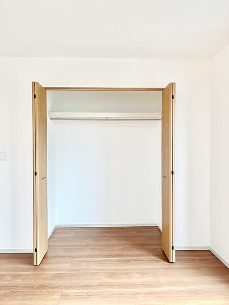 毎日着る衣類や荷物などの収納に便利なクローゼット付きです。