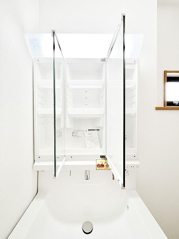 三面鏡の裏に、化粧品や衛生用品などを収納可能。洗面台をすっきりと保ちます!