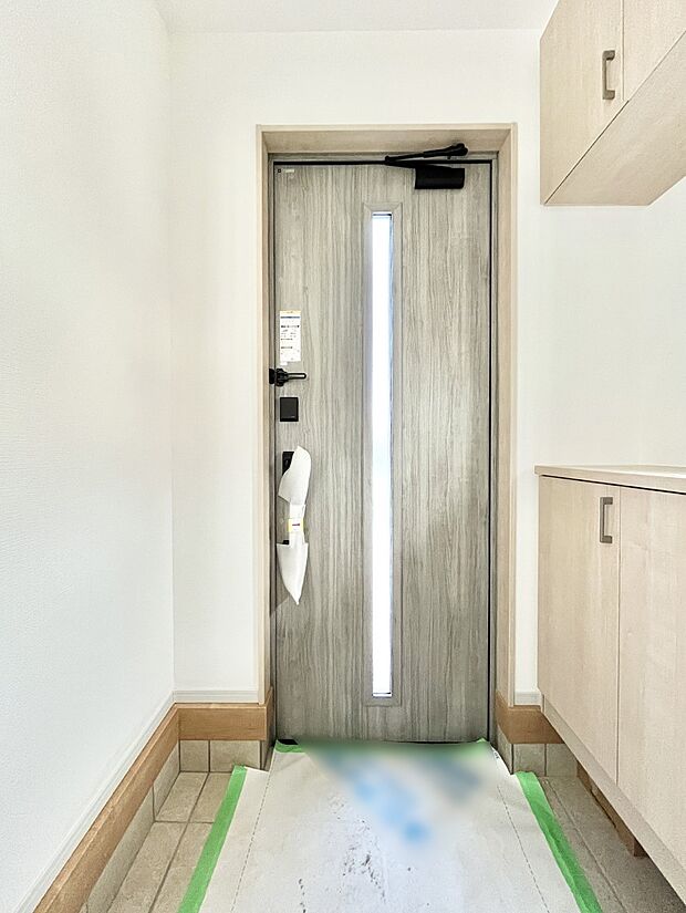 ◆4号棟◆~Entrance~ 家の中でお客様を迎える最初の場所である玄関は、家の印象そのものです!豊富な玄関収納で、常に綺麗に保つことが出来ます♪玄関にはたっぷり収納の下駄箱を完備!