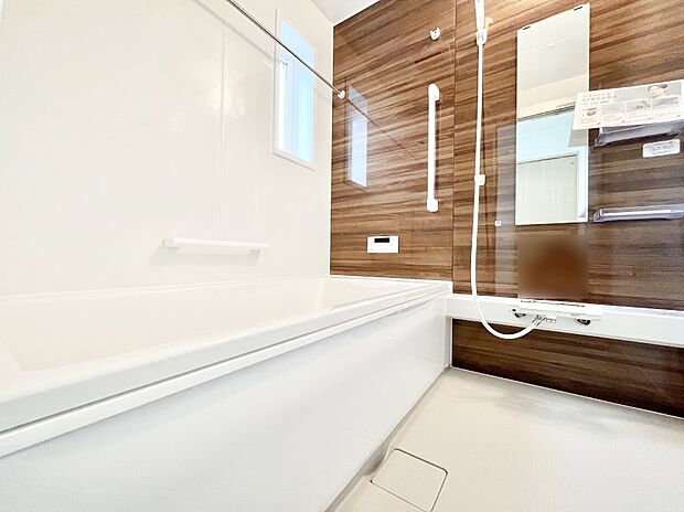 ◆4号棟◆~Bath Room~ 足を伸ばして入浴することが可能!一日の疲れを癒す貴重なバスタイムです。お子様とご一緒でも十分な広さなので、リビングとは違った家族団欒のひと時をお楽しみいただけます。