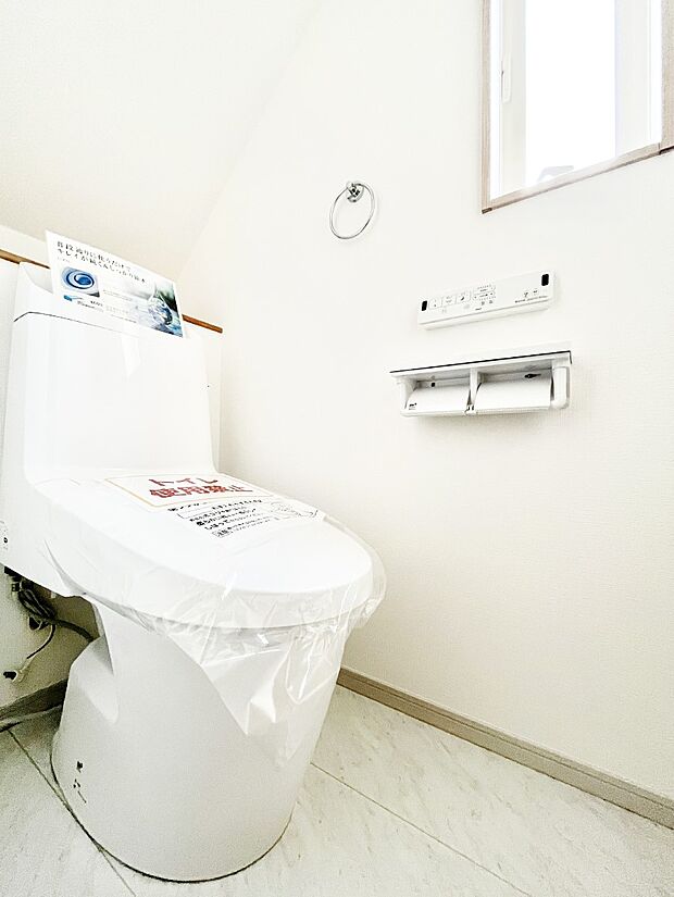 ◆4号棟◆~Toilet~ 清潔感のある水回り♪トイレはウォシュレット付きです◎トイレは毎日使わざるを得ないもの。いつも清潔を保ちたいですね。トイレが2ヶ所あるので朝の混雑時に便利です!