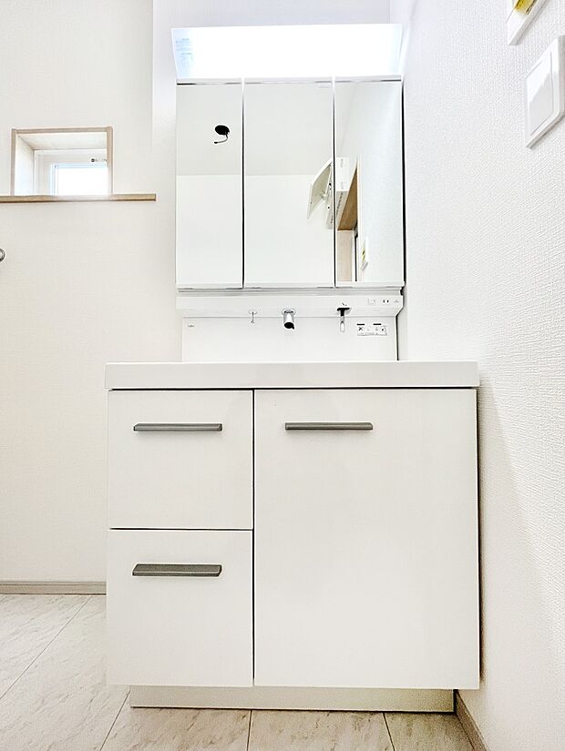 ◆4号棟◆~Dressing Room~ 十分な大きさの洗面台は収納もさる事ながら、身だしなみチェックや歯磨きなど、朝の慌ただしい時間でもホテルライクなスペースで余裕とゆとりを感じて頂けます。