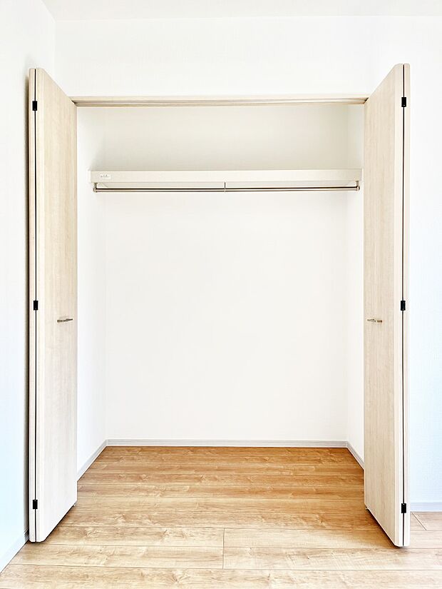 ◆4号棟◆~Closet~ 壁面クローゼットがあればタンスを置く必要がなく、出っ張りのないスッキリ空間を維持できます。限られたスペースを有効に活用できそう。衣類や趣味の品などたっぷり収納出来ますね♪