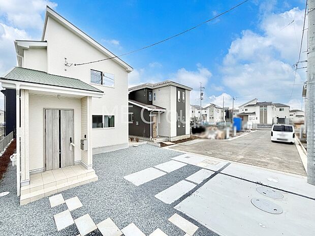 ~Exterior~ 前面道路は閑静な住宅地をはしる車通りの少ない道路。駐車の出し入れもらくらくです!ご不明点・現地見学のご希望は、お気軽にお問い合わせください!