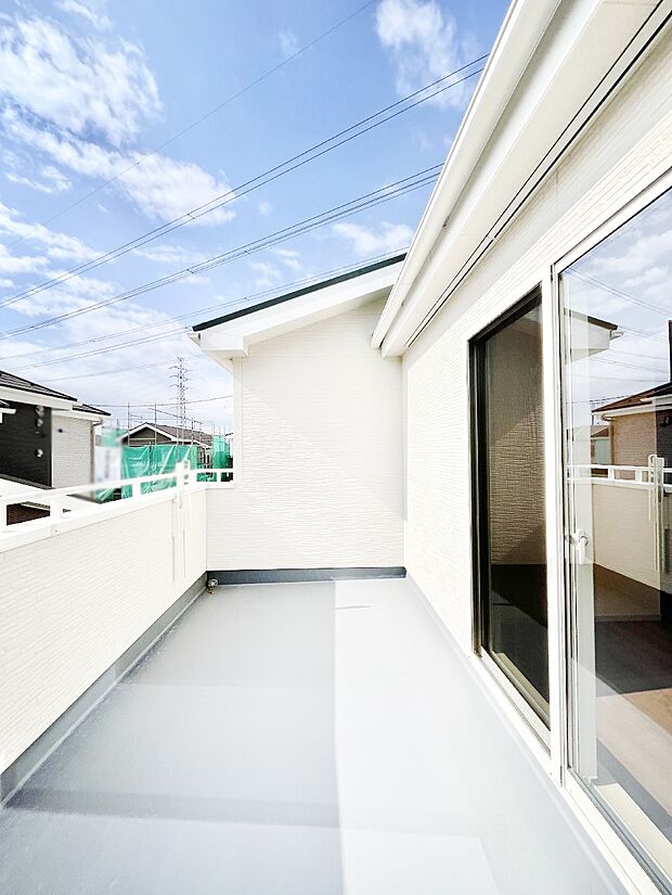 ◆4号棟◆~Balcony~ 南向きのバルコニーの前には雲以外に太陽を遮るものがありません。お洗濯物も乾きやすく、何より明るく気持ちのいい光が入ってきます。使いやすく開放的なバルコニーです♪