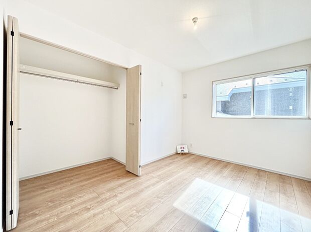 ◆4号棟◆～Bed Room～  全居室には収納クローゼットを完備！普段使いのお洋服や小物はもちろん、季節物のお洋服などもしっかりと整理整頓おしまい頂けます。  居室空間を広く使用できますね。