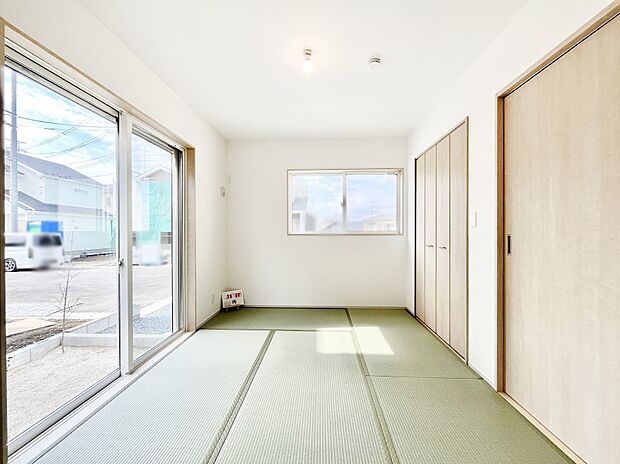 ◆4号棟◆~Japanese Room~ LDK隣接の和室は、アイロンがけなど奥様の家事スペースとして、また小さなお子様のいるご家庭ではお昼寝やおむつ替えの場としてご活用いただけます。