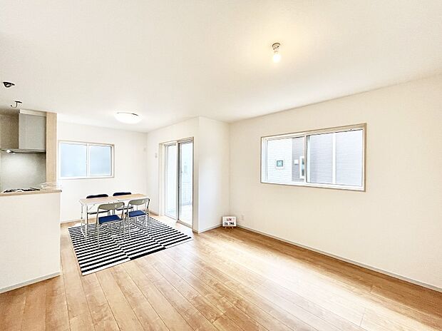 ◆4号棟◆～Living～　飽きの来ないシンプルでおしゃれなLDK。大きな窓から日差しが差し込むので室内も明るく、家族の憩いの場としてピッタリです。開放感と日当たりの良さを是非ご覧ください！