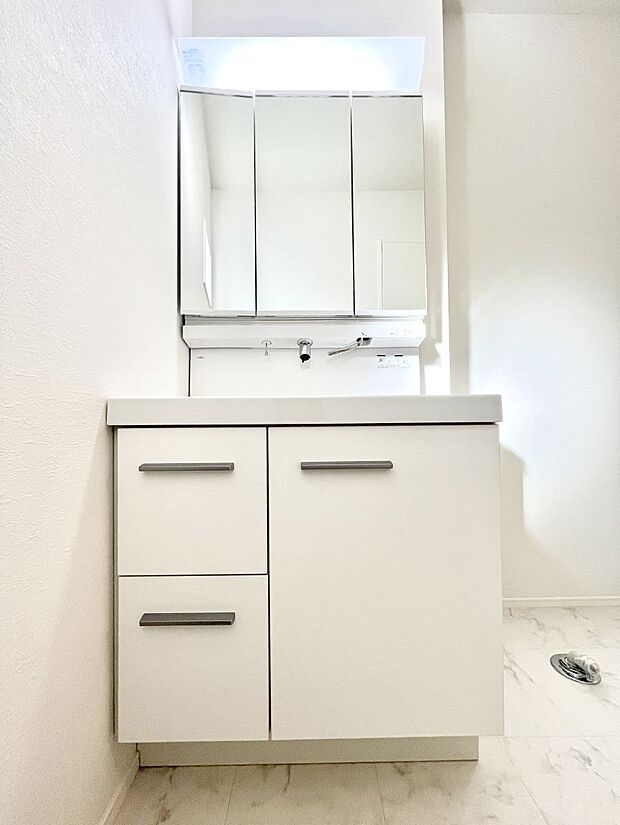 大きく見やすい三面鏡で清潔感ある洗面台は、身だしなみチェックや肌のお手入れにおすすめです。 