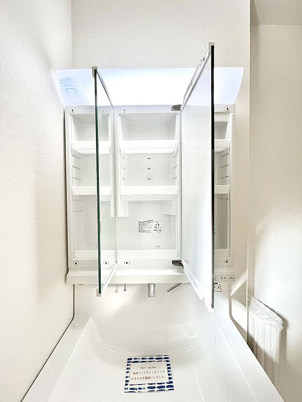 三面鏡の裏に、化粧品や衛生用品などを収納可能。洗面台をすっきりと保ちます!