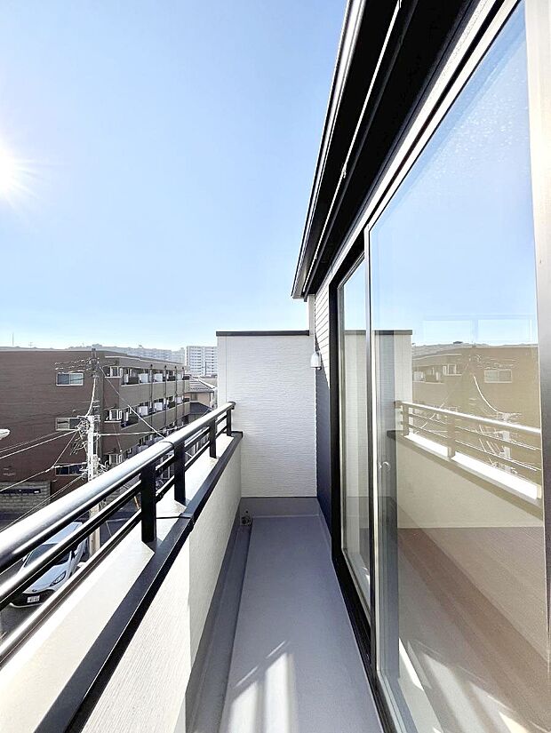 暖かな陽光が降り注ぐバルコニーはお洗濯におすすめ。爽やかな風も心地よいです。 