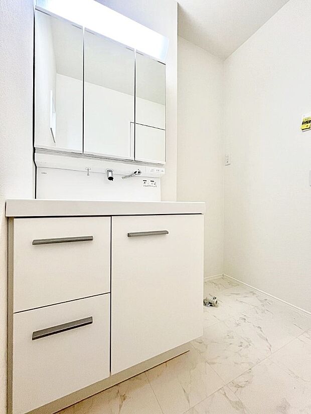 清潔感溢れるホワイトカラーを基調とした洗面室