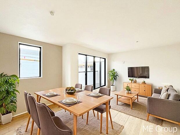 ご家族の賑やかな話し声で包まれる明るいリビング ※家具はCGです