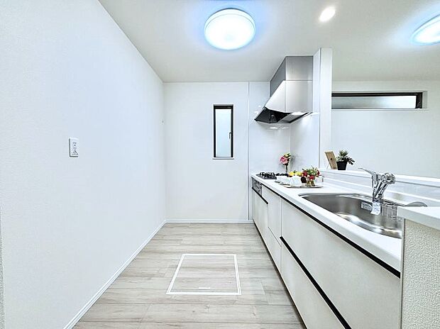 ~Kitchen~ 自然光が入る窓のあるキッチン☆毎日使う場所だからこそ、使い勝手を考慮しました。ゆったりとしたキッチンコーナーは質感豊かな仕上がりとなっております。