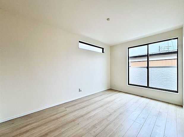 ~Bed Room~ 「今日も一日お疲れ様」とご夫婦でゆったりくつろげる寝室。毎日の家事やお仕事に疲れた日はフカフカのベットで癒されてください。テレビや本棚をおいても快適な広さが自慢♪