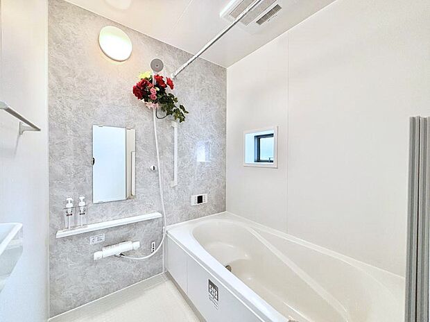 ~Bath Room~ 落ち着いた雰囲気の浴室で明日に向けてリフレッシュ。浴室乾燥機能も付いているので隣の洗濯機置き場で洗い上がった洗濯物を、雨の日も天気を気にせず乾燥させることも可能です。