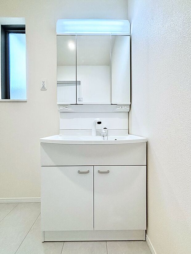 ~Dressing Room~ 十分な大きさの洗面台は収納もさる事ながら、身だしなみチェックや歯磨きなど、朝の慌ただしい時間でもホテルライクなスペースで余裕とゆとりを感じて頂けます。